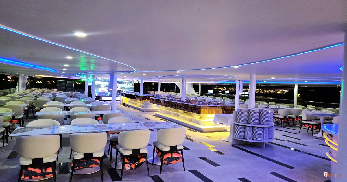 ที่นั่งชั้นที่ 2 โซนโอเพ่นแอร์บนเรือบุฟเฟ่ต์สวัสดีเจ้าพระยา